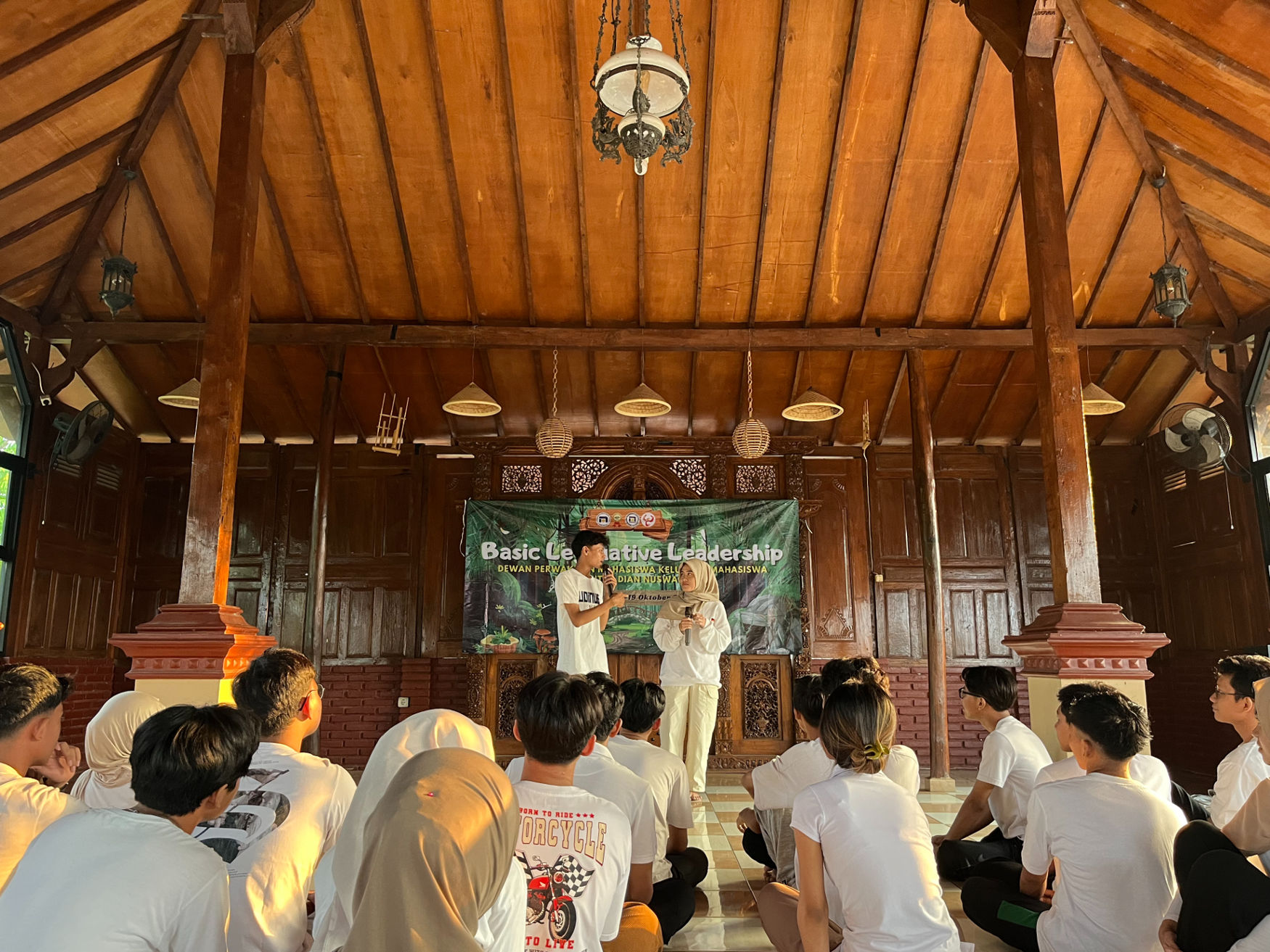 Praktek Public Speaking dan Hospitality 1